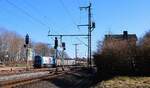 BELog/NRail 273 013-3 mit Dünger-Kalk-Zug in der Ladestrasse im Bhf Jübek, rechts das alte Bahnhofsgebäude welches im Privatbesitz ist.