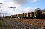 Holzverladung Jübek 2: Hier mal der Blick auf den bereits fertig beladenen Teil des Holzzuges, die northrail MaK 1275 105-5 wird den Zug gleich an die Akiem rangieren.