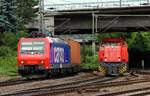 Selten zu beobachten eine Doppeldurchfahrt...die frisch gewaschene SBBC 4482 030-4 mit einem Containerzug und die weniger gut aussehende Captrain 1275 110-5(REV/628/15.10.10)auf