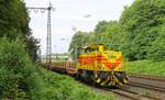 TKSE 549 (275 116-2) vor Rungenwagenzug Abzw.