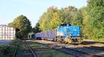 EVB 275 503 durchfährt mit ihrem langen Holzzug den herbstlichen Bhf Waffensen 04.10.2022