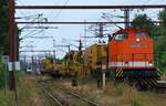 Locon 211(92 80 1293 502-1 D-LOCON) schiebt hier einen Bauzug( Bremen ) in den Güterbereich des Padborger Bahnhofes.