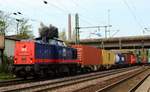 WFL (9880)3202 264-8 dieselt hier deutlich zu sehen mit einem Containerzug durch HH-Harburg.