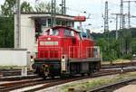 294 594-7 rangiert hier im Bereich des Singener Bahnhofes(im Hintergrund das Stellwerk Singen).