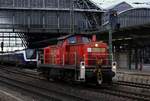 DB 3294 870-1(REV/BCS X/14.02.15) brummt hier gemütlich durch den Bremer Hauptbahnhof.