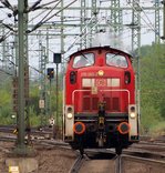 Der neueste Schrei im Jahre 2010...orange Pufferringe....295 065-7 dieselte hier mit noch freundlich grüßenden DB Mitarbeitern durch Hamburg-Harburg.