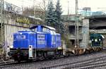 HHLA/Metrans 295 092-1 dieselt hier mit einem kurzen Schadwagenzug durch HH-Harburg wo der Zug später im alten Gbf Bereich abgestellt wurde.