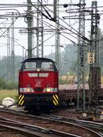 Adam 2 345 250-5(LEW 1969/12243 V60D 478 kW Eigentum Uwe Adam Transporte; ex Kali- Bischofferode)rangiert hier mit einem Bauzug im alten Gbf HH-Harburg.