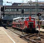 DB 363 830-1 rangiert hier die Autotransportwagen des AZ aus Verona im Bhf HH-Altona.