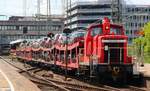 DB 363 830-1 rangiert hier einen Teil des Autozuges aus Italien im Bhf HH-Altona an die Laderampe(üaVinG).