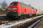 DB 218 321 hat sich vor der IC nach Westerland (Sylt) gesetzt in Itzehoe, 15 Februar 2026.
