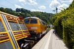 Leider stand ich hier auf dem falschen Bahnsteig. Die V164 Streckendiesellokomotive 218 261-6 (92 80 1218 261-6 D-DB) der Bahnbau Gruppe (DB Gleisbau) f�hrt am 13 Juli 2026 mit drei Weichentransportwagen (WTW 851, 850 und 852) durch den Bahnhof Kirchen (Sieg) in Richtung K�ln. 

Die V 164 wurde 1973 bei Henschel in Kassel unter der Fabriknummer 31738 gebaut und an die DB geliefert, seither wird sie auch als 218 261-6 bezeichnet. Im November 2008 wurde sie z-gestellt und dann an die Deutsche Bahn Gleisbau GmbH verkauft.