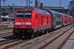 Diesellok 245010, schiebt ihren Zug in den Hbf.
