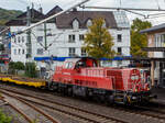 Die an die HERING Bahnbau GmbH (Burbach) 261 005-3 „Molly“ (92 80 1261 005-3 D-NRAIL), eine Voith Gravita 10 BB der der northrail GmbH (Kiel), hat am 29 September 2025 einen Bauzug der HERING Bahnbau, vom Rbf Betzdorf/Sieg durch den Bahnhof und steht nun zur Abfahrt in Richtung Köln bereit.

Die Voith Gravita 10 BB wurde 2010 der Voith Turbo Lokomotivtechnik GmbH & Co. KG in Kiel unter der Fabriknummer L04-10056 gebaut. Ursprünglich war sie durch DB Schenker Rail Deutschland AG als 260 005-4 bestellt, daher hat sie auch die verkehrsrote Farbgebung. Sie wurde aber an die northrail GmbH  260 505-3  geliefert, bekam aber die UIC/NVR-Nummer: 92 80 1261 005-3 D-NTS, ab März 2011 wurde sie auch von northrail als 261 005-3 bezeichnet. Interessant ist auch das die Voith Gravita 10 BB vom Juli 2010 bis April 2011 an DB Schenker Rail Deutschland AG (heute DB Cargo) vermietet war. 

Die ersten Loks hatten einen wassergekühlten MTU 90°-V8-Zylinder-Viertakt-Dieselmotor mit Common-Rail-Einspritzung, Abgasturbolader und Ladeluftkühlung vom Typ 8V 4000 R41 mit einer Leistung von 1.000 kW (1.359 PS) bei 1.800 U/min verbaut. Spätere Loks erhielten dann den weiterentwickelten Dieselmotor der Variante R43, die die ab dem 1.1.2008 gültigen Abgasgrenzwerte der Stufe IIIA der EU-Vorordnung 2004/26/EG erfüllten. Vermutlich war die auch der Grund das die DB Schenker Rail erst Loks ab der Fabriknummer L04-10062 erhielt.

Konstruktive Merkmale:
Die Voith Gravita ist eine dieselhydraulische Lokomotive mit Mittelführerhaus. Auf einem selbsttragenden Rahmen sind die Aufbauten angeordnet. Im längeren Vorbau befinden sich Motor und Getriebe, im kürzeren Vorbau die Elektrik sowie das Druckluftsystem mit Luftpresser und Steuerventil der Bremse. Das Führerhaus nimmt die ganze Breite ein, während sich an den Vorbauten beidseitig ein Seitenumlauf befindet, über den auch der Zugang in das Führerhaus erfolgt. Die Türen sind in Fahrtrichtung jeweils links angeordnet.

An den Stirnseiten befinden sich zylindrische Deformationselemente zwischen Puffer und Stirnträger. Der Rahmen ruht mittels Flexicoil-Federpaaren auf den Drehgestellen. Über tiefangelenkte Zug-Druck-Stangen werden die Zug- und Bremskräfte übertragen. Die DB-Loks haben hohlgebohrte Achswellen und Monoblockräder.

TECHNISCHE DATEN:
Spurweite: 1.435 mm (Normalspur)
Achsfolge: B´B´
Länge über Puffer: 15.720 mm
Motor: MTU 8V 4000 R43
Leistung: 1.000 KW / 1.360 PS bei 1.800 U/min 
Getriebe: Voith, Typ L 4r4 zseU2
Höchstgeschwindigkeit: 100 km/h Streckengang, 50 km/h Rangiergang
Dienstgewicht: 80,0 t
Befahrbarer Bogenradius: R 80 m

TECHNISCHE DATEN:
Baujahre: 2008 bis 2013
Gebaute Anzahl: 129
Spurweite: 1.435 mm (Normalspur)
Achsfolge: B'B'
Länge über Puffer: 15.720 mm 
Drehzapfenabstand: 7.060 mm
Achsabstand im Drehgestell: 2.400 mm
größte Breite: 3.025 mm
kleinster bef. Gleisbogen: 80 m 
Dienstgewicht: 80t
Höchstgeschwindigkeit: 100 km/h Streckengang / 50 km/h Rangiergang 
kleinste Dauergeschwindigkeit: 6 km/h
Anfahrzugkraft: 259 kN (im Rangiergang)
Tankvolumen (Kraftstoffvorrat): 3.000 l

Motorhauptdaten (Quelle: MTU):
Motorbauart: MTU 8-Zylinder-Diesel-V-Motor 90° mit Common-
Rail-Einspritzsystem, Turbolader und Ladeluftkühlung
Motortyp: 8V 4000 R43 (gilt für alle der DB BR 261, andere 8V 4000 R41 wie diese)
Nennleistung: 1.000 kW / 1.341 PS bei 1.800 U/min
Hubraum: 38,2 l (Bohrung Ø170 x 210 mm Hub)
Kraftstoffverbrauch bei Nennleistung: 248,2 l/h
Abgas-Emission: EU Nonroad Richtlinie 97/68 EG, Stufe IIIA konform / UIC Kodex 624V, Stufe III 
Länge: 2.000 mm
Breite: 1.565 mm
Höhe: 2.015 mm
Gewicht (trocken): 5.250 kg

Getriebe und Leistungsübertragung:
Hydrodynamisches-Voith-Getriebe vom Typ L 4r4 zseU2
Die Typenbezeichnung bedeutet: L = Lok, 4 = Größe, r = Reversierbarkeit, 4 = vier Wandler, z = verstärkte Ausführung, s = mechanisches Stufengetriebe, e = elektronische Steuerung, U2 = Abtriebsbauart.

Das Vierwandler-Turbowendegetriebe ist über eine hochelastische Kupplung mit der Abtriebswelle des Dieselmotors verbunden, um die Übertragung von Schwingungen zu vermindern. Es ist ein nach dem Erfinder benannte Küsel-Kupplung. Das Getriebe hat für jede Fahrtrichtung zwei Wandler, also je einen Anfahrwandler und einen Marschwandler, die je nach Betriebssituation gefüllt oder geleert werden. Eine Zugkraftunterbrechung beim Umschalten von einem Wandler zum anderen erfolgt nicht. Ein Schaltgetriebe zum Wechsel der Fahrtrichtung ist durch diese Funktionsweise nicht vorhanden. Vorteil dieser Lösung ist ein schneller Richtungswechsel ohne mechanischen Schaltvorgang, was gerade bei Rangierlokomotiven mit häufigen Fahrtrichtungswechseln von Nutzen ist. Das Getriebe ist in der Lage, die Lok hydrodynamisch abzubremsen, wobei je nach Fahrtrichtung der Wandler für die Gegenrichtung gefüllt wird.

Die Leistungsübertragung auf die Achsgetriebe erfolgt dann über Gelenkwellen.

Quellen: Voith, MTU, northrail, HERING Bahnbau, Lok-aus-Kiel.de, Anschriften und Wikipedia 
Stand/Überarbeitung: September 2025
