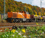Die Northrail 275 020-6 eine Vossloh  G 1206 mit Seitenkippwagen der GBM Wiebe am 22.10.2013 beim Bahnhof Dillenburg, vermietet ist sie zurzeit an die HGB (Hessische Güterbahn GmbH, Buseck).