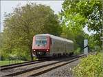 Traktionswandel am Hochrhein, der einzigen  Schweizer Dieselstrecke , die Schaffhausen mit Basel verbindet, sowie auch Rheinfelden AG, Stein-Säckingen.

Der etwas verbeulte 611 024 am Bahnübergang der B 34 beim Markhof nahe des Bahnübergangs zur B 34. April 2018. 