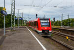 Der vareo 620 015 / 621 015 / 620 515, ein dreiteiliger Dieseltriebzug vom Typ ALSTOM Coradia LINT 81 der DB Regio NRW (VAREO), fährt am 26 Mai 2024 durchd en Bahnhof Köln Messe/Deutz.