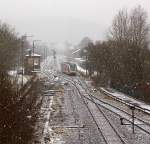 Bei Schneefall am 19.02.2013 fhrt ein Stadler GTW 2/6 der Hellertalbahn von Herdof, als RB 96 - Hellertal-Bahn (Betzdorf-Herdorf-Neunkirchen-Haiger-Dillenburg), weiter in Richtung Dillenburg, hier