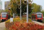 DB 648 335/835 nach Bad St.Peter-Ording und 648 331/831 nach Kiel kurz vor ihrer Abfahrt aus Husum.