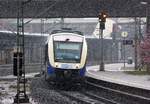 Kleine Überraschung während des Hagel-Schauers...NWB Lint 0648 092/592 auf dem Weg nach  Nicht Einsteigen  dieselt hier durch Hamburg-Harburg.