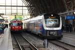 Triebwagengenerationstreffen im Bremer Hbf...EVB 82225 Sonderug(VT 98 und VS 98) nach Stade und die NWB 83414 nach Nordenham(ET 440 335 mit Teilwerbung und Grafitti).