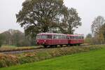 MABS 998 822 + 798 659 auf der Rückfahrt von Barßel nach Ocholt beim Bü Godensholt 6.11.2021