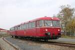 MABS 798 659 + 998 822 am anderen Ende der Hafenbahn vor dem Tor eines Schrotthändlers,  Leer 6.11.2021