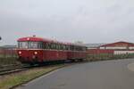 MABS 798 659 + 998 822 mit Blick auf eine im Hafengebiet angesiedelte Holzhandlung,  Leer 6.11.2021