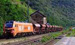 Eine starke Orange...BBL Logistik 2159 230-2 REV/14.12.21 mit Schttgutzug unterwegs Richtung Koblenz.