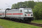 147 562-3 mit IC 2170(Chemnitz-Warnemünde)bei der Durchfahrt in Warnemünde-Werft.04.05.2024