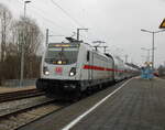 147 581 mit IC 2238(Leipzig-Warnemünde)bei der Durchfahrt im Haltepunkt Rostock-Holbeinplatz.30.12.2024