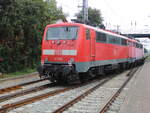 111 096 am Ende der Überführung in Rostock-Bramow.03.10.2023