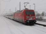 Am 23.Dezember 2010 schob 101 008 den IC 2213 Binz-Stuttgart aus den Bahnhof Bergen/Rgen.