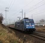 Die schmutzige ECOPHANT 101 042-0 mit IC 2377 von Ostseebad Binz nach Frankfurt(Main)Hbf kurz nach der Ausfahrt im Rostocker Hbf.26.11.2011