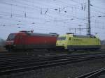 101 064-4 und die Neue Werbe 101 101 013-1 am 10.Mrz 2012 in Stralsund.