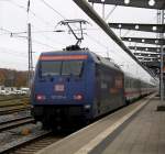 101 100-6 mit IC 2287 von Ostseebad Binz nach Hamburg Hbf bei der Ausfahrt im Rostocker Hbf.21.10.2012