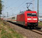 101 120-4+101 044-6(hinten)mit IC 2287 von Ostseebad Binz nach Hamburg Hbf bei der Ausfahrt im Rostocker Hbf.05.05.2013