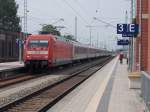 Planmäßig erreichte 101 071 mit dem Nachtzug CNL 1251 aus Zürich den Bahnhof Bergen/Rügen am 05.Juli 2014.Ungewohnt in diesem Jahr ist das diesmal nur ein Doppelstockschlafwagen