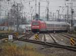 101 015-6 mit IC 2213(Binz-Stuttgart)bei der Ausfahrt im Rostocker Hbf neben an stand schon IC 2303 nach Mnchen Hbf bereit.20.12.2015