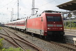 101 127-9  mit CNL-Nachtzug 470 Sirius von Zrich nach Ostseebad Binz bei der Einfahrt im Rostocker Hbf um 09:32 Uhr.18.06.2016