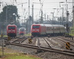 101 074-3 mit CNL 470 Sirius  von Zrich nach Ostseebad Binz bei der Einfahrt im Rostocker neben an wartete 101 069-3 schon auf den Nachtzug.30.07.2016