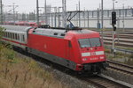 101 038-8 mit IC2212(Koblenz-Binz)bei der Einfahrt im Rostocker Hbf.21.10.2016