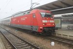 Dichter Nebel herrschte am Mittag des 12.11.2016 als 101 036-2 mit IC 2301(Rostock-Mnchen)kurz vor der Ausfahrt im Rostocker Hbf.