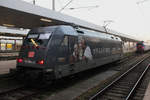 Die DB Fernverkehr 101 004-0 kam aus Berlin Hbf Tief am 03.12.16 mit ihrem Zug und Ging im Kopfbahnhof Hamburg Altona vom Zug und Stand am Prellbock am Bahnsteig bereit zur fahrt in die Abstellung