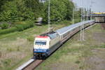 Die Rheingold 101 112 mit IC 2377(Binz-Frankfurt)bei der Durchfahrt in Rostock-Kassebohm.19.05.2017