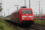 101 033-9 mit IC 2239(Warnemünde-Leipzig)bei der Ausfahrt im Rostocker Hbf.23.06.2017