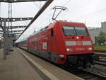 101 094-1+101 081-8(hinten)mit IC 2373 von Stralsund nach Karlsruhe Hbf bei der Ausfahrt im Rostocker Hbf.24.06.2017