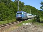 101 070 auf der eingleisigen Strecke nach Binz mit dem IC Koblenz-Binz am 04.Juni 2010 bei Lietzow.