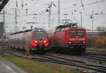 Am Mittag des 07.12.2018 traf 442 825-6 auf 112 107 im Rostocker Hbf.