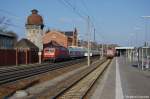 120 109-4 mit dem IC 1225 von Berlin Hbf (tief) nach Kln Hbf in Rathenow.